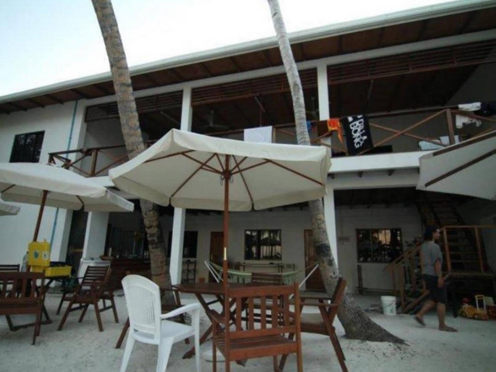 Gasthaus Thulusdhoo Surf Camp Exterior foto